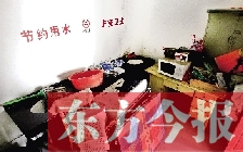 廁所進門中廳，擺放著灶臺、餐桌、床鋪等，乍一看像個客廳