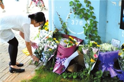 6月8日下午，記者來(lái)到廈門公交車爆炸事發(fā)現(xiàn)場(chǎng)橋下，附近已聚集了十幾個(gè)自發(fā)前來(lái)悼念的市民。橋墩下排放了一圈或黃或白的菊花，還有玖瑰、百合等。