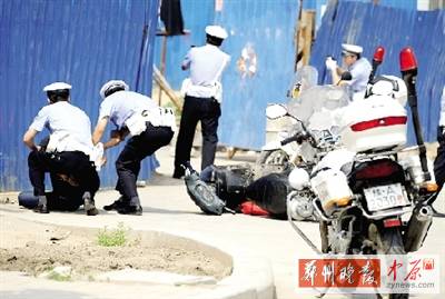 　一名歹徒被抓獲，另一名歹徒持槍劫持了一名門衛(wèi)。