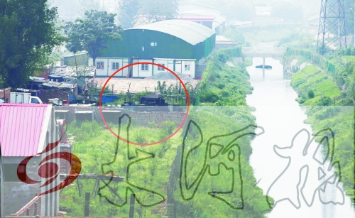 　彩虹橋西南側(cè)有一個(gè)大型地溝油加工窩點(diǎn)，廢水流入旁邊的排水渠。