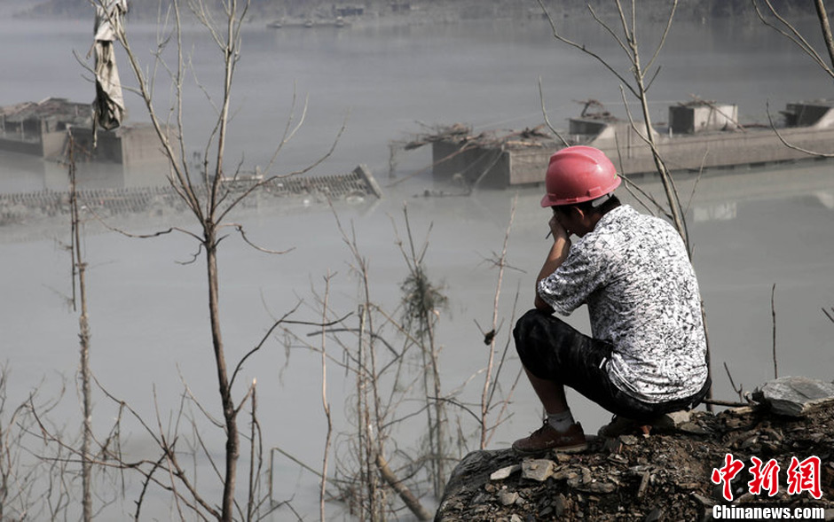 7月14日，四川綿陽，在水下沉寂了5年多的北川漩坪鄉(xiāng)浮出水面，如海市蜃樓飄浮在堰塞湖水面，回來看自己