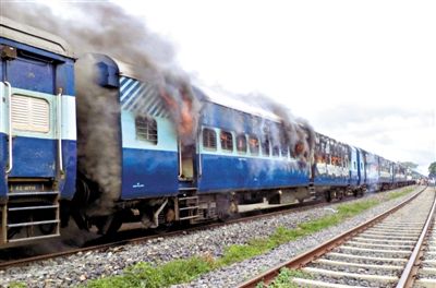 19日，撞人的火車被民眾點燃。