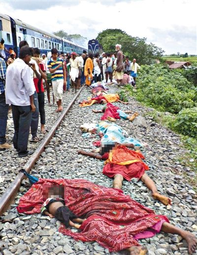 19日，事故現(xiàn)場遇難者的遺體。