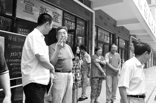 盧法舜（左二）伸出兩根手指，建議實(shí)行2元通票制。