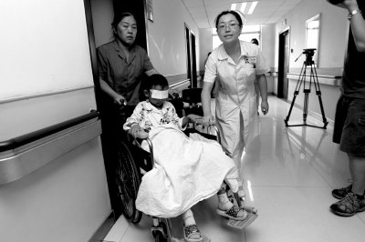 昨天，斌斌被推出病房，準(zhǔn)備換藥。記者 譚青/攝