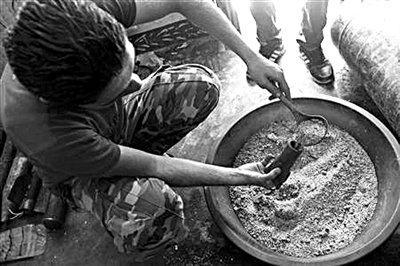 10日，敘反對(duì)派人員正在制作武器。