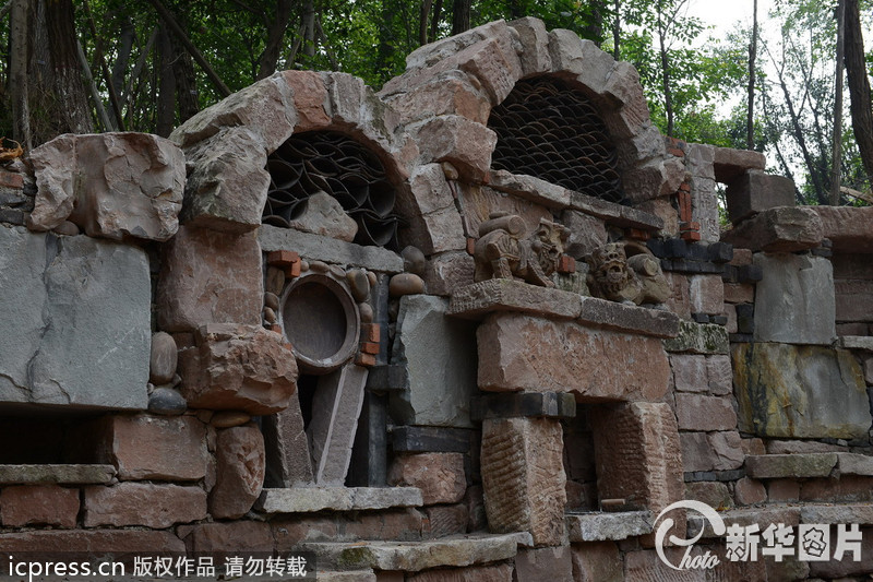 2013年9月23日，有網(wǎng)友近日?qǐng)?bào)料重慶一所大學(xué)正在修建稀奇古怪的校大門