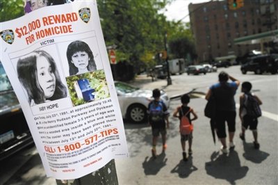 2013年7月23日，貼在紐約街頭的征詢線索傳單，這天是“希望寶寶”被發(fā)現(xiàn)遇害的日子，每年這天警方都