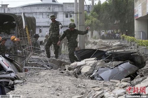 10月15日，菲律賓中部地區(qū)發(fā)生7.2級地震，災(zāi)情持續(xù)擴(kuò)大，菲官方稱地震已造成宿務(wù)、保和等省份數(shù)十人遇難，數(shù)百人受傷，大批建筑物受損。圖為菲律賓軍方在搜救被困者。