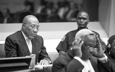 9月26日，荷蘭海牙，利比里亞前總統(tǒng)查爾斯·泰勒在法庭接受審判。