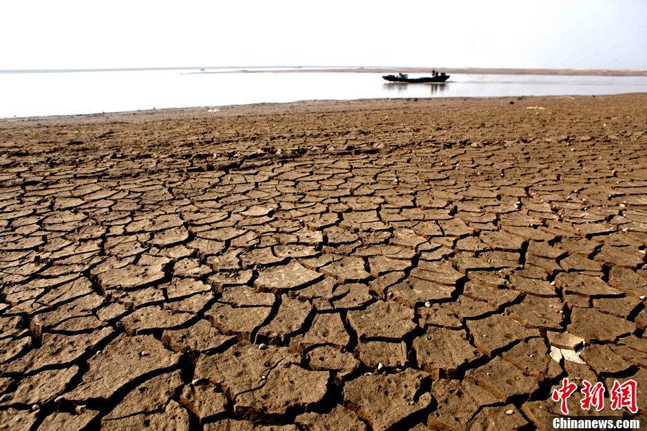10月28日，在江西省都昌縣印山附近水域拍攝的龜裂的鄱陽湖湖床。