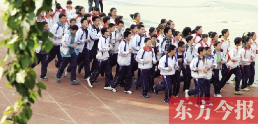 為提高學(xué)生體質(zhì)，教育部門要求將跑早操形成制度