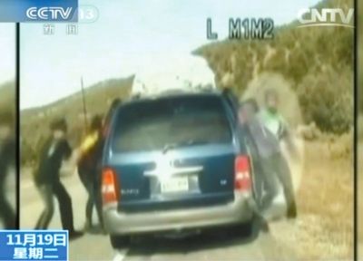 雷爾與警察爭執(zhí)，費雷爾兒子下車試圖保護媽媽。