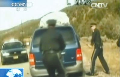 費雷爾再次上車，警察拿警棍砸車窗。