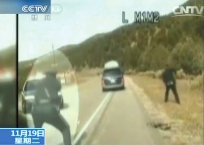 費雷爾駕車逃走，警察連開數(shù)槍。央視截圖