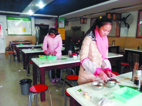 參加體驗(yàn)的兩名學(xué)生成功“入職”后,開始收拾餐桌。