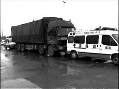 劉溫麗的貨車(chē)被兩輛路政執(zhí)法車(chē)一前一后堵在公路上 央視截圖