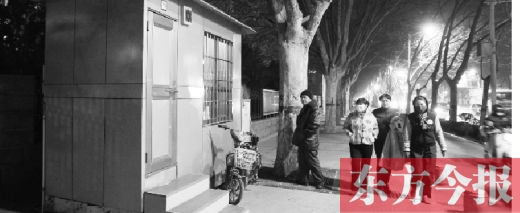 1月13日晚9點(diǎn)30分，鄭州市綠城廣場內(nèi)的公廁依然開放