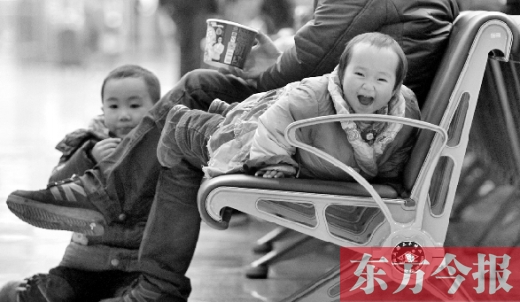 鄭州東站候車長(zhǎng)椅上，哈哈，馬上回家過(guò)年有禮物收了