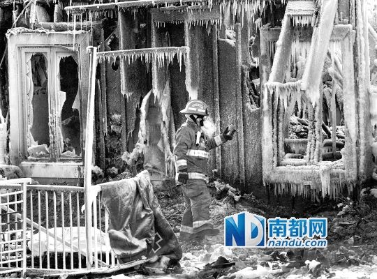 消防員用蒸汽機(jī)融化救火后殘留的冰層，尋找遇難者遺