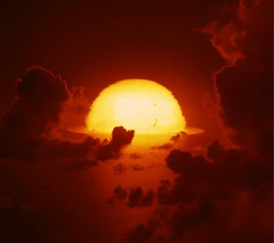 1961年，南太平洋上空，氫彈爆炸后的大火球開始擴(kuò)散。