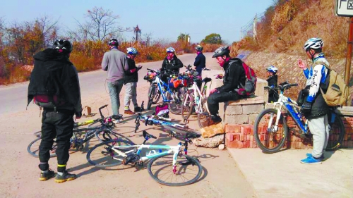 1月21日，他們路過(guò)湖南中路鋪鎮(zhèn)，在路邊短暫休息。