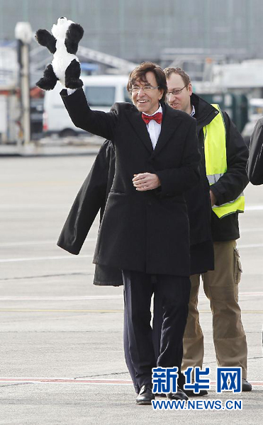 2月23日，在比利時(shí)首都布魯塞爾的國(guó)家機(jī)場(chǎng)，比利時(shí)首相迪呂波手舉熊貓玩具歡迎大熊貓“星徽”和“好好”