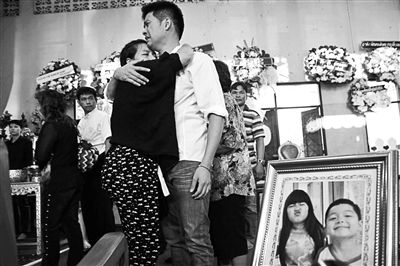 2月24日，泰國曼谷，民眾為在手榴彈襲擊中遇難的兩名兒童舉行葬禮，兩名兒童為姐弟二人，姐姐6歲，弟弟4歲