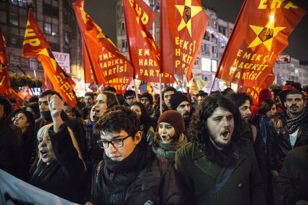 當(dāng)?shù)貢r(shí)間2014年2月25日，土耳其伊斯坦布爾，總理涉腐錄音引發(fā)全國(guó)抗議，要求本屆政府下臺(tái)。