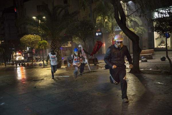 當(dāng)?shù)貢r(shí)間2014年2月25日，土耳其伊斯坦布爾，總理涉腐錄音引發(fā)全國(guó)抗議，要求本屆政府下臺(tái)。