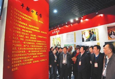 　　干部群眾在蘭考參觀焦裕祿紀念館（3月20日攝）。新華社發(fā)