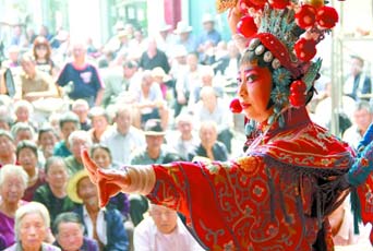 圖為8月15日戲曲演員在“流動舞臺車”上表演傳統(tǒng)地方戲《穆桂英下山》。