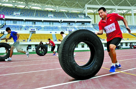 8月15日，運(yùn)動(dòng)員們正在進(jìn)行推輪胎賽跑。