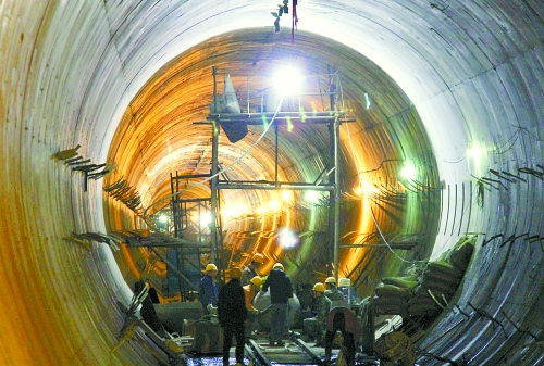 2012年12月30日，工人們在南水北調中線穿黃隧洞內施工。