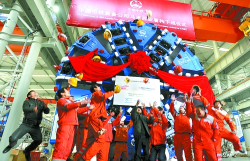 1月3日，由中鐵裝備公司設(shè)計(jì)制造的2臺(tái)中國中鐵盾構(gòu)在鄭州正式下線