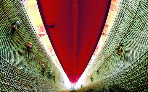 2月27日，南水北調(diào)中線鄧州湍河渡槽工程建設者在槽體內(nèi)扎鋼筋。