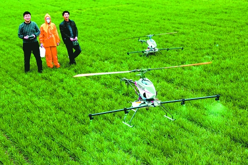 無人作業(yè)機一分鐘可為一畝地噴一升藥。