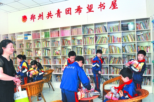 5月3日，來自貧困家庭的孩子在“雷鋒超市”拿到了心愛的圖書。