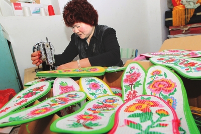 　5月8日，村民周菊芳正在趕制“擁軍鞋墊”。今年42歲的周菊芳是禹州市方山鎮(zhèn)程莊村一位村民，她有一項(xiàng)