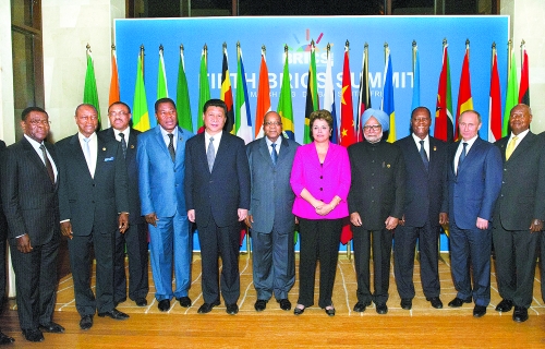 　3月27日，國家主席習(xí)近平在南非德班出席金磚國家領(lǐng)導(dǎo)人與非洲國家領(lǐng)導(dǎo)人對(duì)話會(huì)。這是與會(huì)領(lǐng)導(dǎo)人集體合