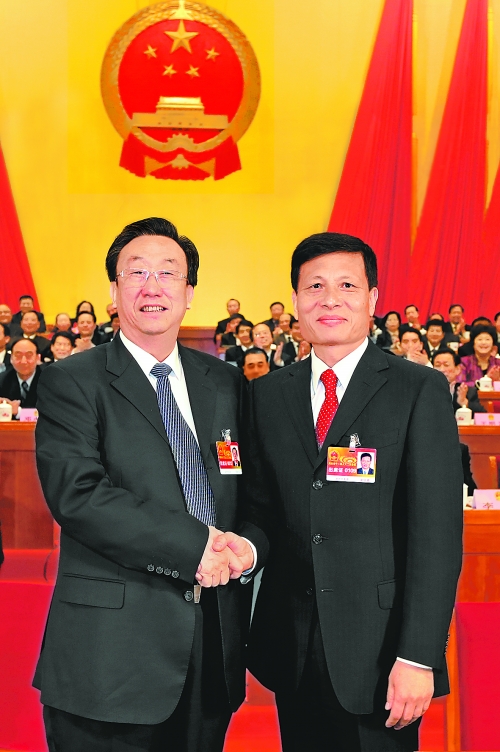 4月2日上午，新當選的省人大常委會主任郭庚茂與新當選的省人民政府省長謝伏瞻親切握手。郭宇 董亮 攝