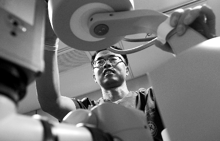 工作人員在“健康快車”內(nèi)對復明手術的設備進行安裝調試