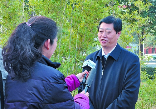 十八大代表、南陽(yáng)市委書(shū)記李文慧談學(xué)習(xí)十八大精神體會(huì)