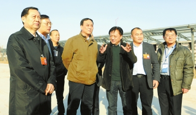 　　鄭州手拉手集團董事長賈長明（右三）向省農(nóng)業(yè)廳廳長朱孟洲（右四），省政府副秘書長、省政府駐京辦主任