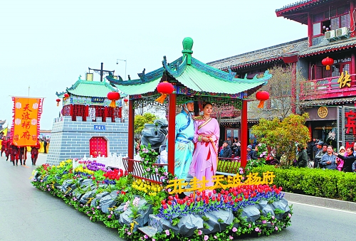 2013中國(開封)清明文化節(jié)舉行大巡游活動。記者 鄧放 攝