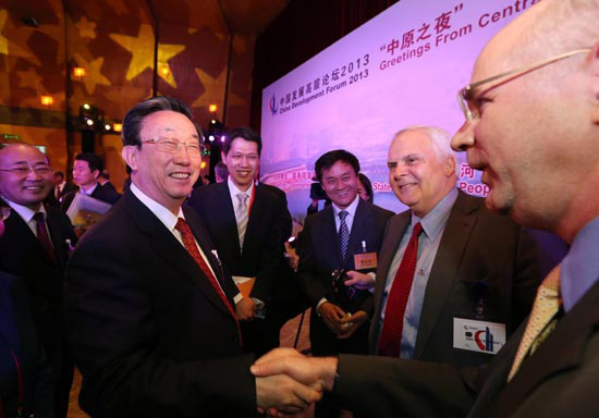 3月24日晚，省委書記、省長(zhǎng)郭庚茂在參加中國(guó)發(fā)展高層論壇“中原之夜”活動(dòng)時(shí)與外商親切握手交談。