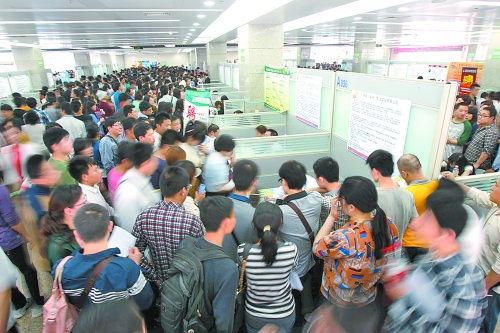 5月5日，招聘會(huì)現(xiàn)場(chǎng)人山人海，應(yīng)聘者云集。 大河報(bào)記者 陳曉東 攝