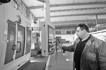 　　5月7日，來自德國的專家正在中原內(nèi)配股份有限公司的生產(chǎn)線上調(diào)試設(shè)備。該企業(yè)位于孟州市產(chǎn)業(yè)集聚區(qū)，