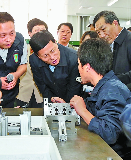 4月24日，省委副書記、省長謝伏瞻在濟(jì)源虎嶺產(chǎn)業(yè)集聚區(qū)考察。