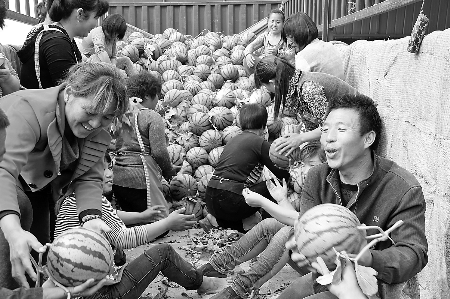 　眼下，內(nèi)黃縣東莊鎮(zhèn)種植的“無公害西瓜”豐收，市場緊俏。圖為5月6日，瓜農(nóng)準(zhǔn)備把外銷的西瓜裝車。劉肖